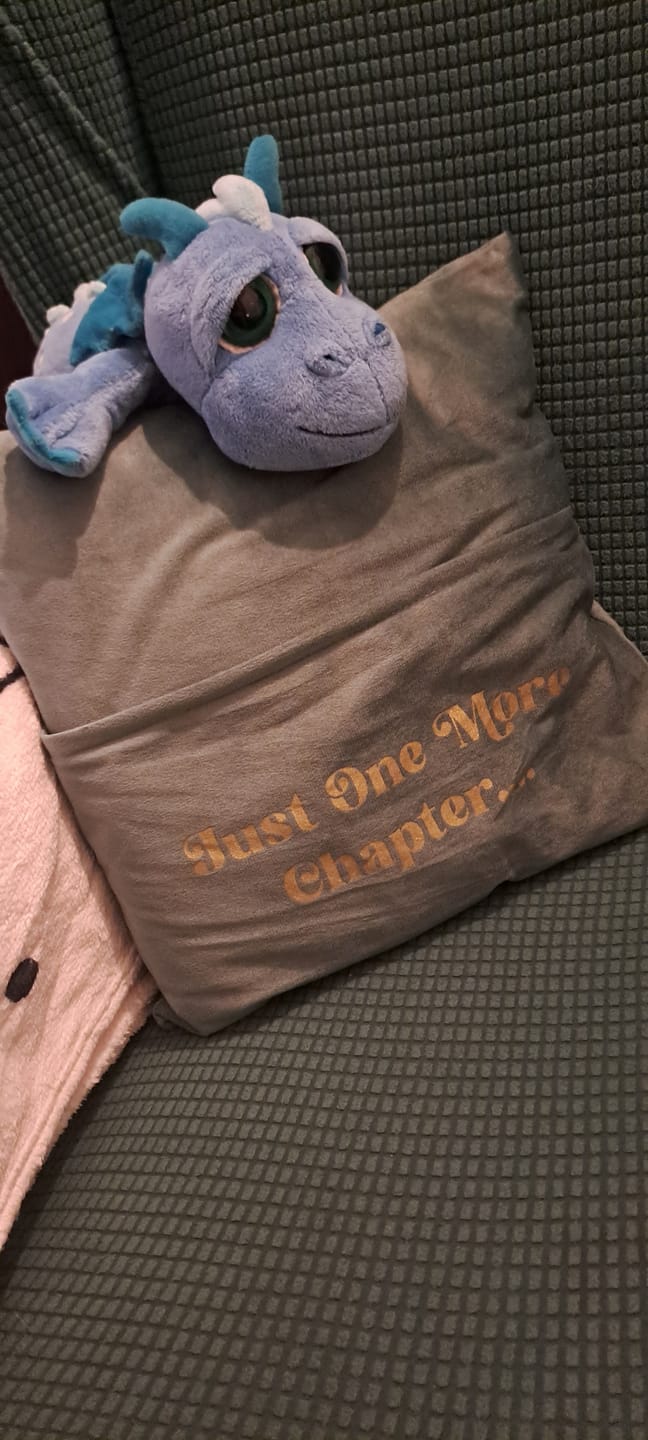 Customer photo review of Kissen mit Buchtasche – Just One More Chapter