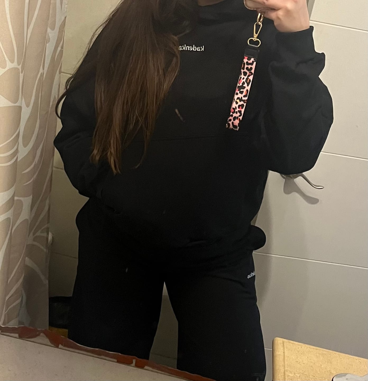 Customer photo review of POLERÓN HOODIE NEGRO - OVERSIZE CON GORRO LOGO BORDADO