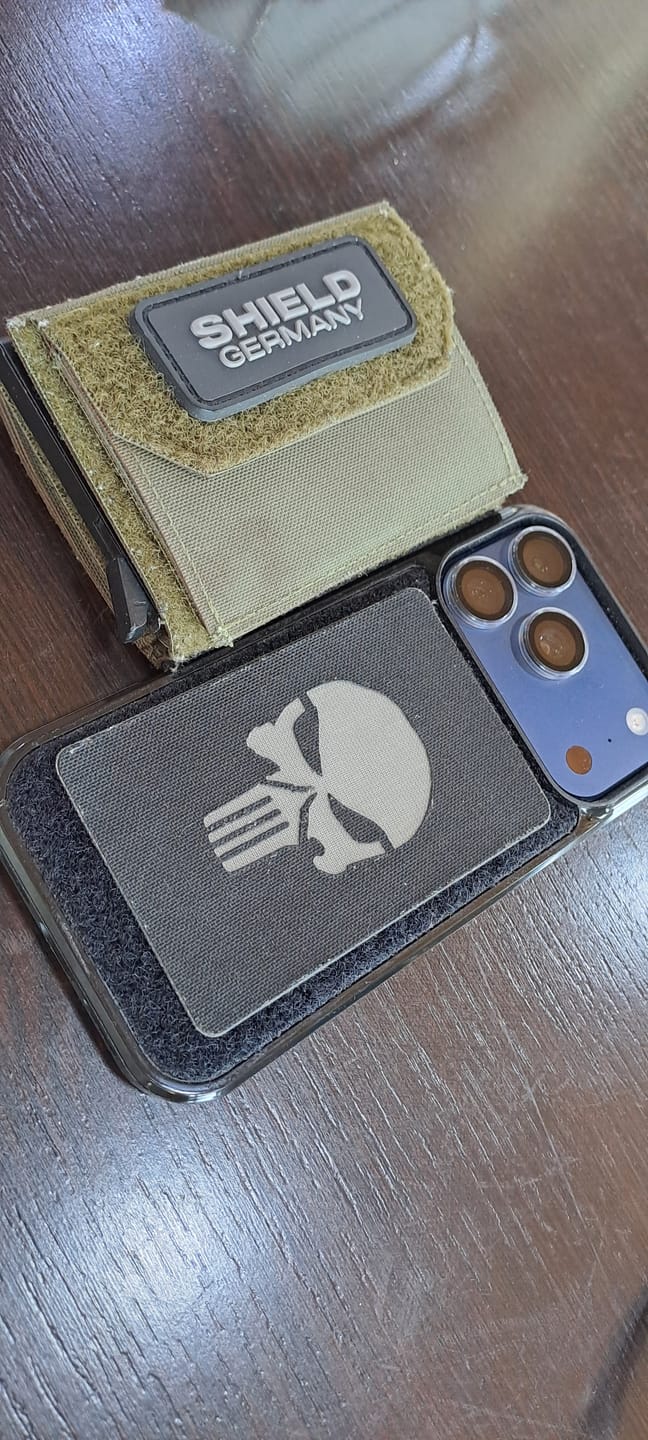 Customer photo review of Tactical Case mit schwarzem Flauschklett - iPhone 17 Reihe