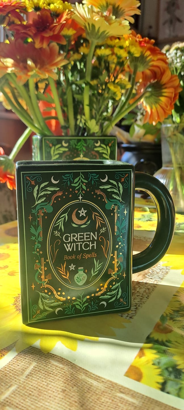 Customer photo review of Buchförmige Tasse „Green Witch“ – Keramiktasse für Natur- und Bücherliebhaber