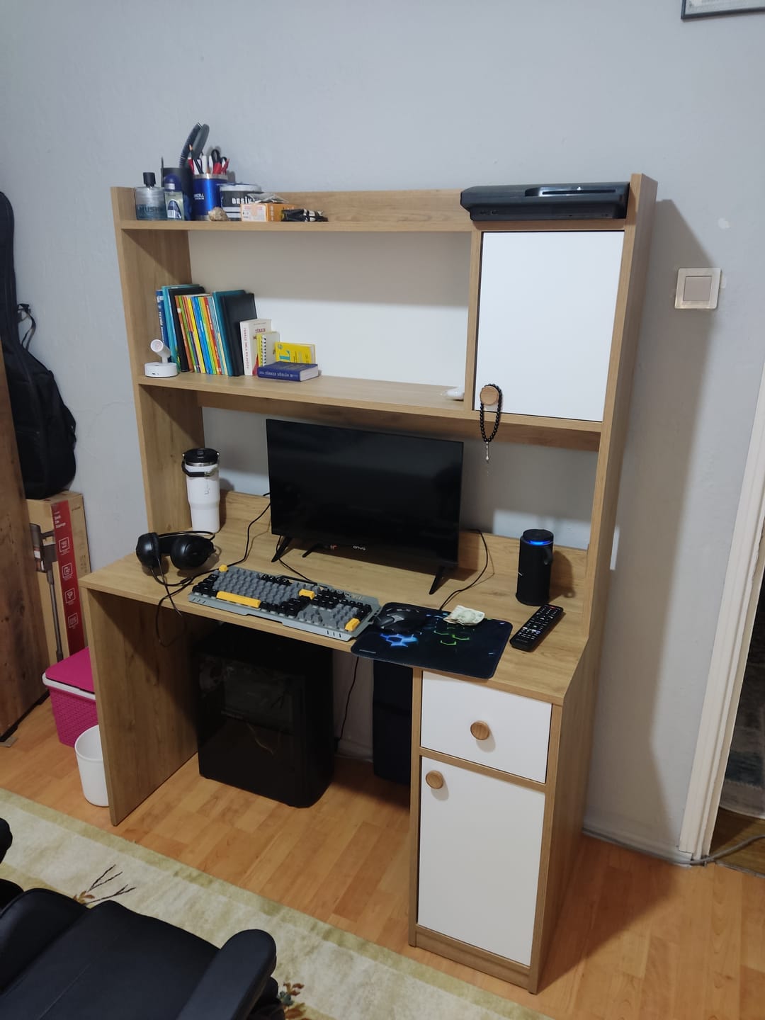 Customer photo review of Rani HA127 Kitaplıklı Raflı 2 Kapaklı 1 Çekmeceli Çalışma Ofis Bilgisayar Masası Sepet Ceviz - Beyaz