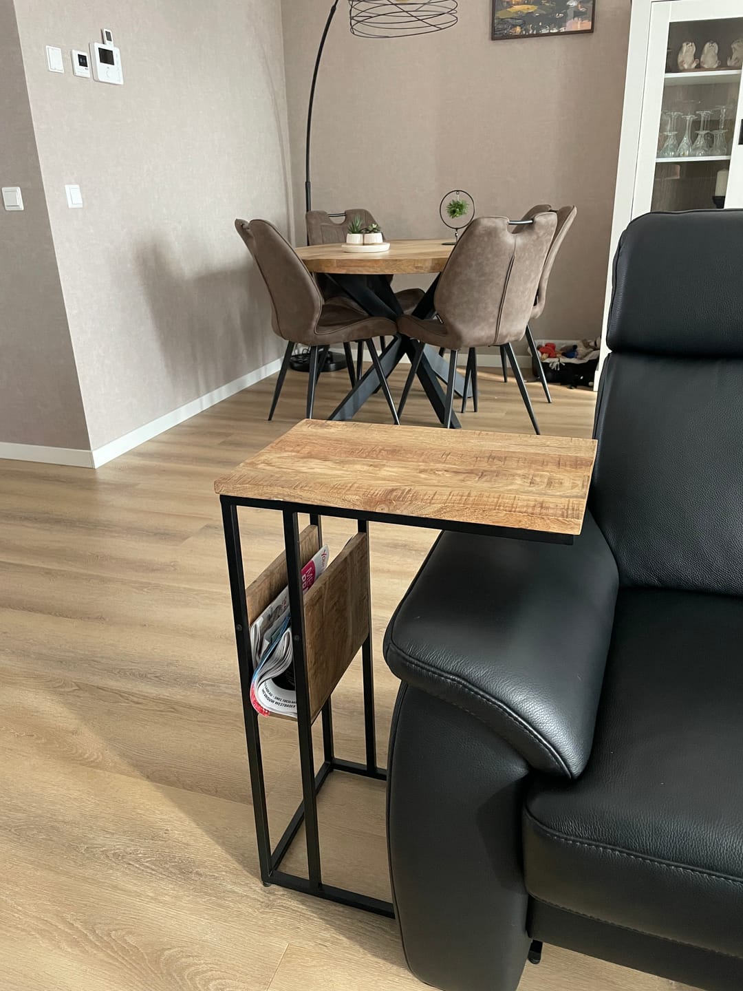 Customer photo review of Bijzettafel Britt voor over de bank | Mangohout en Staal | 45x29x69cm