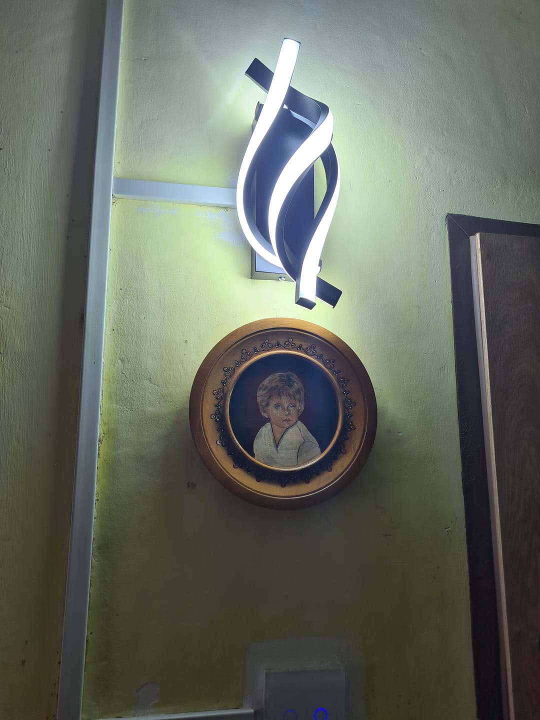 Customer photo review of Aplica LED ZEFIR 3 Functii Gold 32CM 12W Echivalent 60W