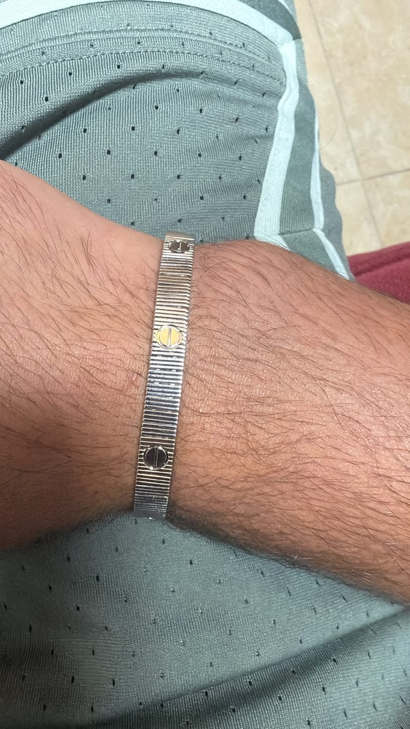 Customer photo review of צמיד אלגנטי בגוון כסף מבריק בעיצוב מודרני ונקי — JEWELLUXE™