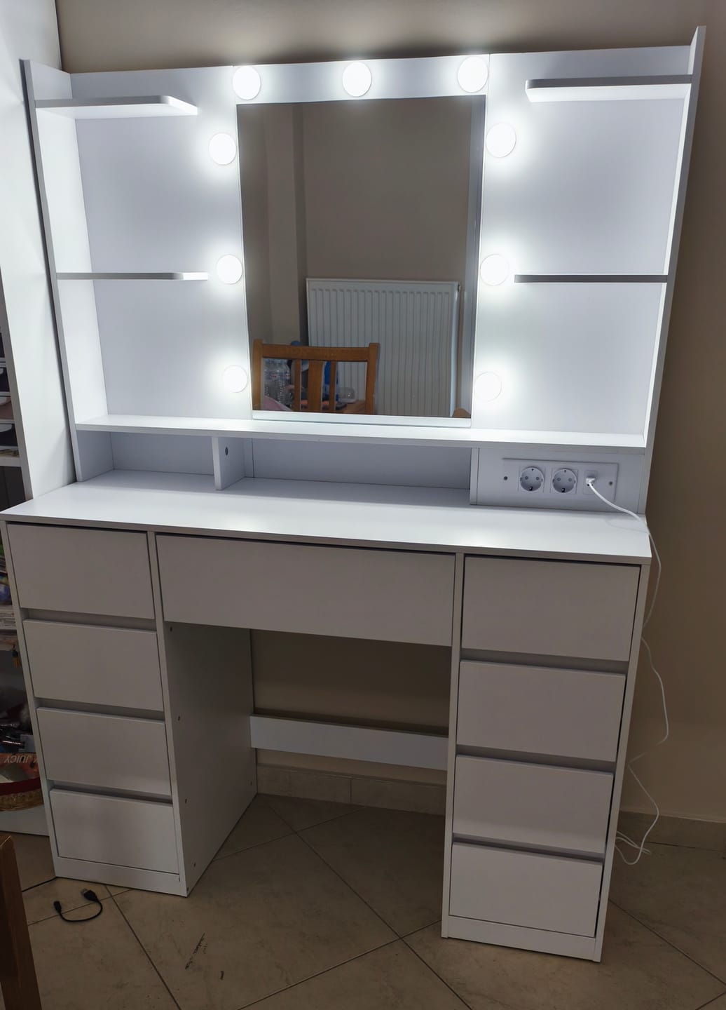 Customer photo review of Τραπέζι Μπουντουάρ Μακιγιάζ Tουαλέτας με Καθρέφτη και φώτα LED Πολύπριζο Συρτάρια 3 χρώματα Φωτός RD-T141WB02