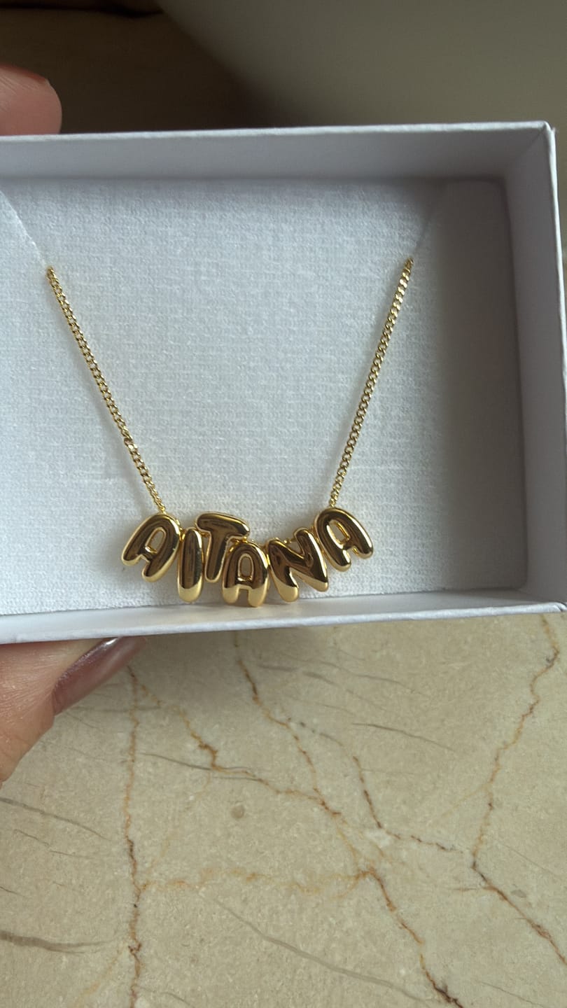 Customer photo review of Personaliza Tu Collar Inicial Mini Bubble Dorado Zirconias