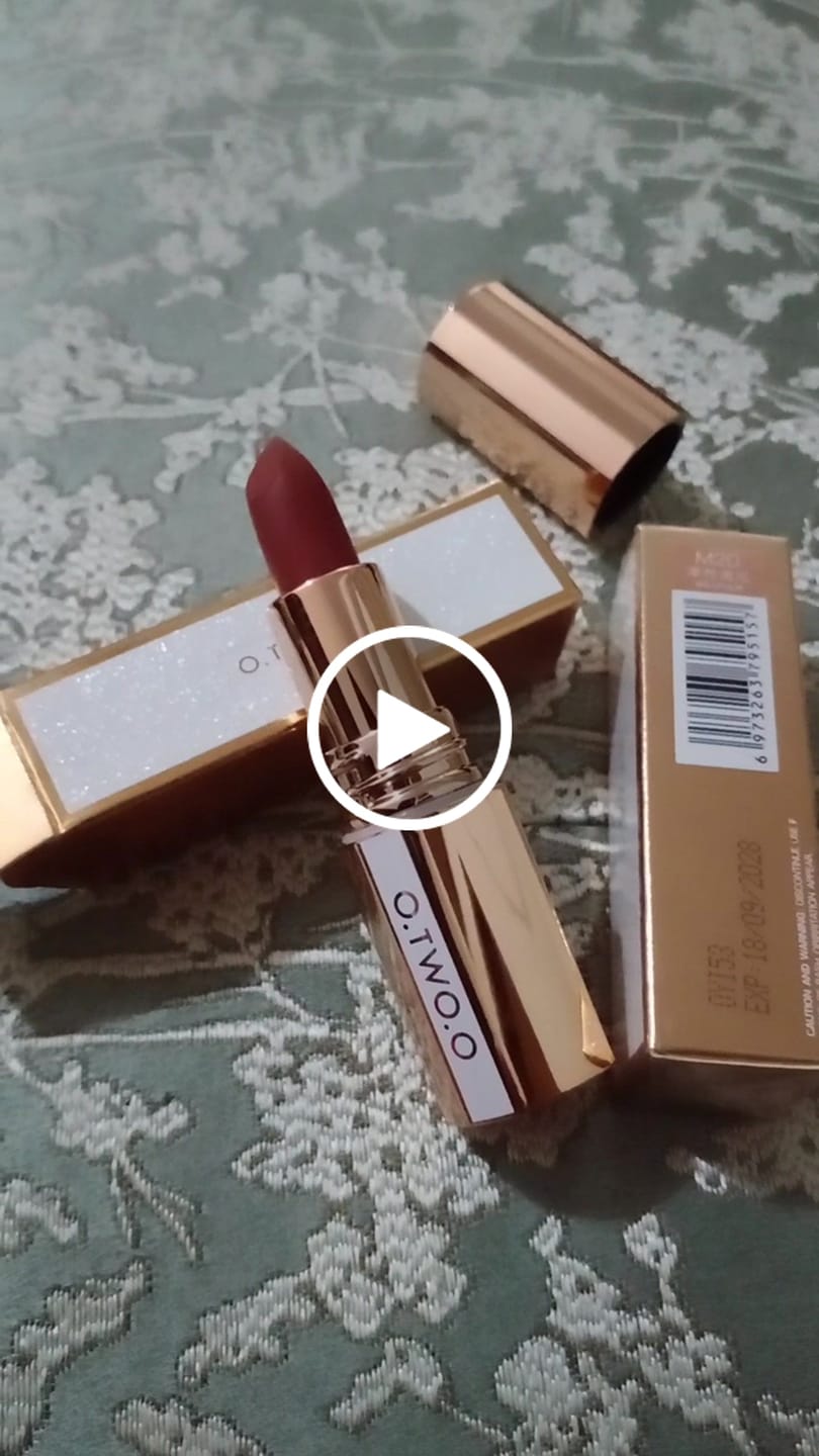 Customer video review of O.TWO.O MISTY KISS LOCK COLOUR MATTE LIPSTICK