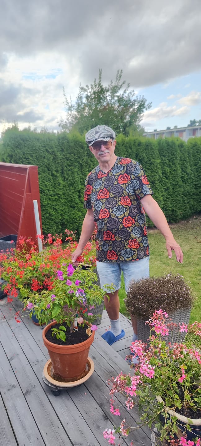 Customer photo review of T-shirt V-ringad Stålros | Rino Man