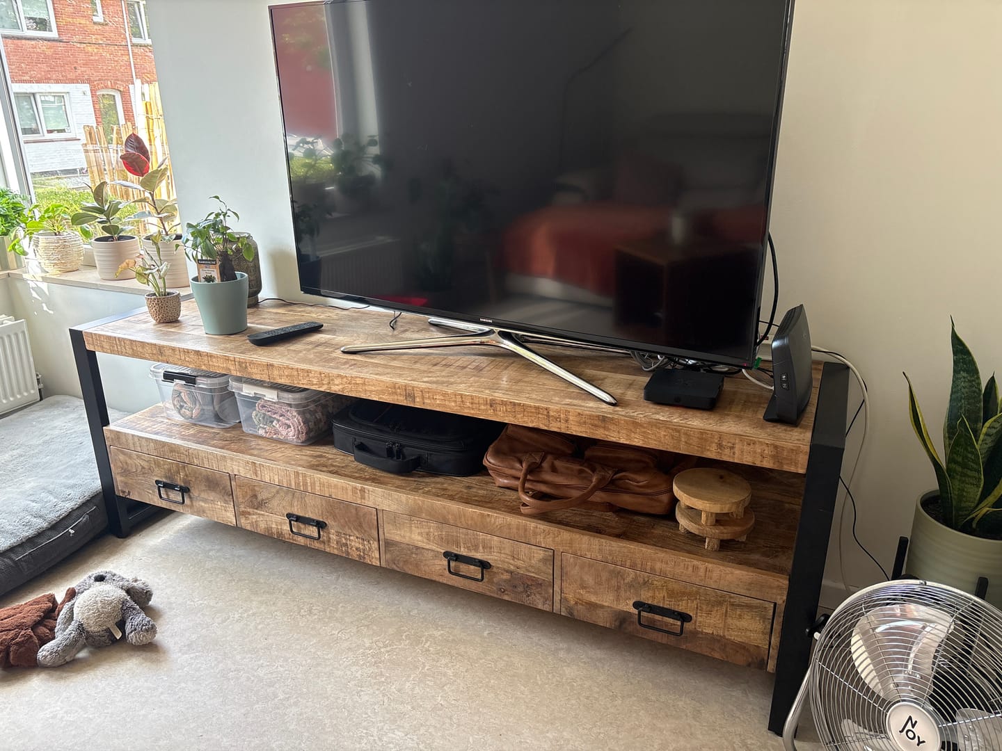 Customer photo review of TV-meubel Britt Industrieel Design | Mangohout en Staal | 180x45x60cm