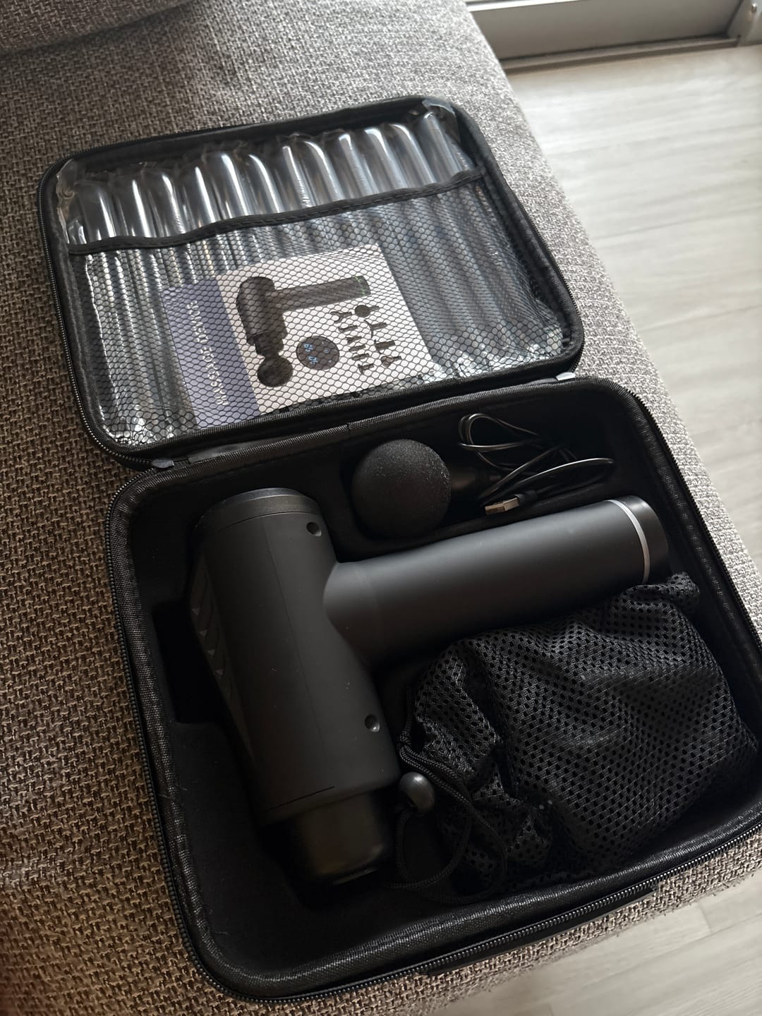 Customer photo review of Pistolet de massage V1 Pro – Technologie profonde à 3 600 impulsions/min, 30 niveaux réglables et 10 embouts pro pour un soulagement musculaire complet