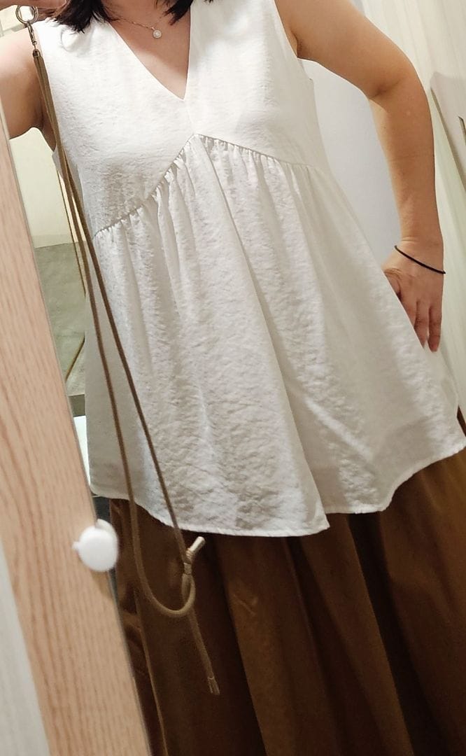 Customer photo review of V-Neck Textured Iron-Free Sleeveless Blouse