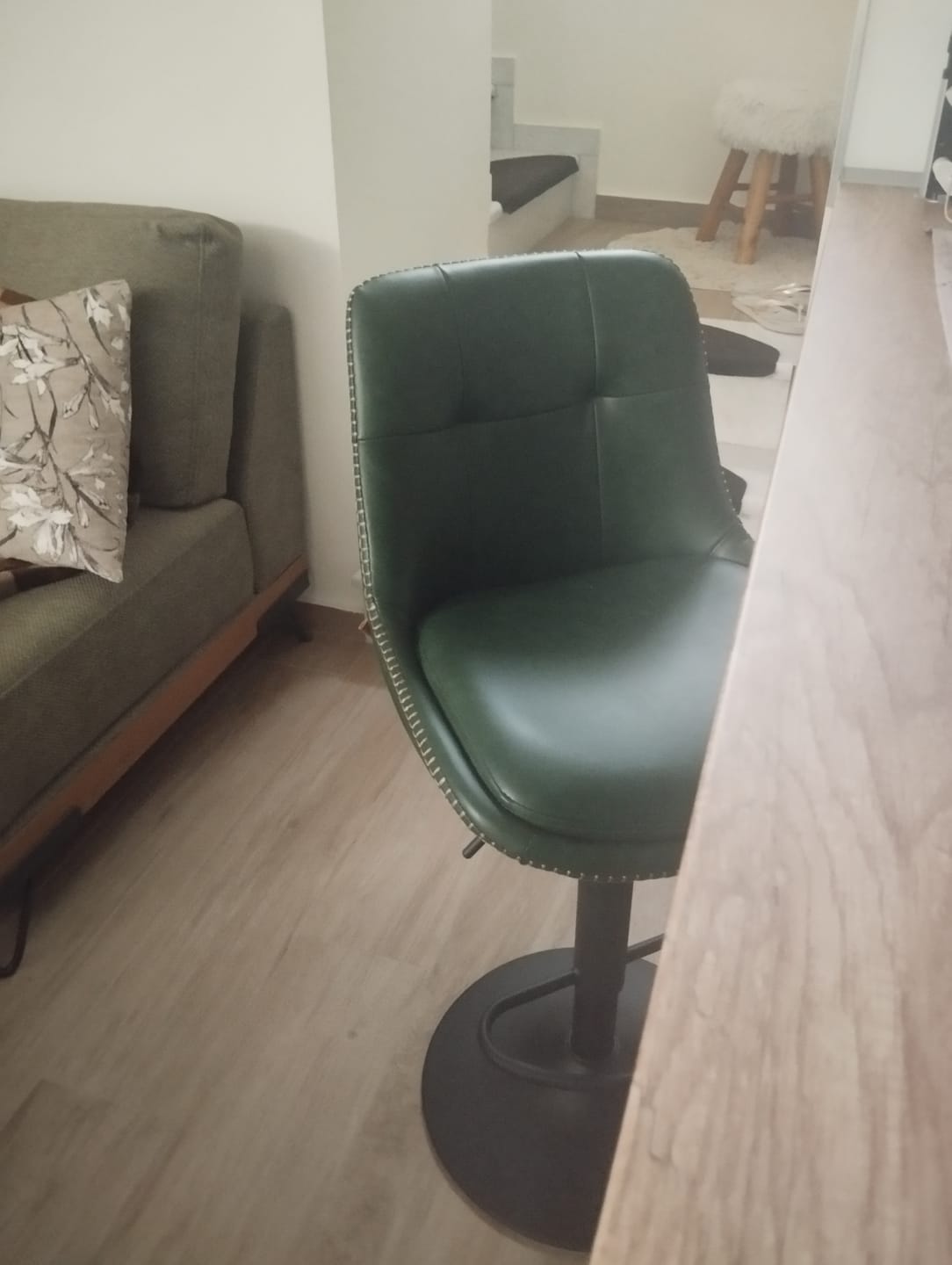 Customer photo review of Σκαμπό για Πάσο Κουζίνας Σετ 2 τμχ EKHO Ρυθμιζόμενο Ύψος 63-84 εκ με Μεγάλη Σταθερή Βάση Διάφορα Χρώματα LJ-B095K01