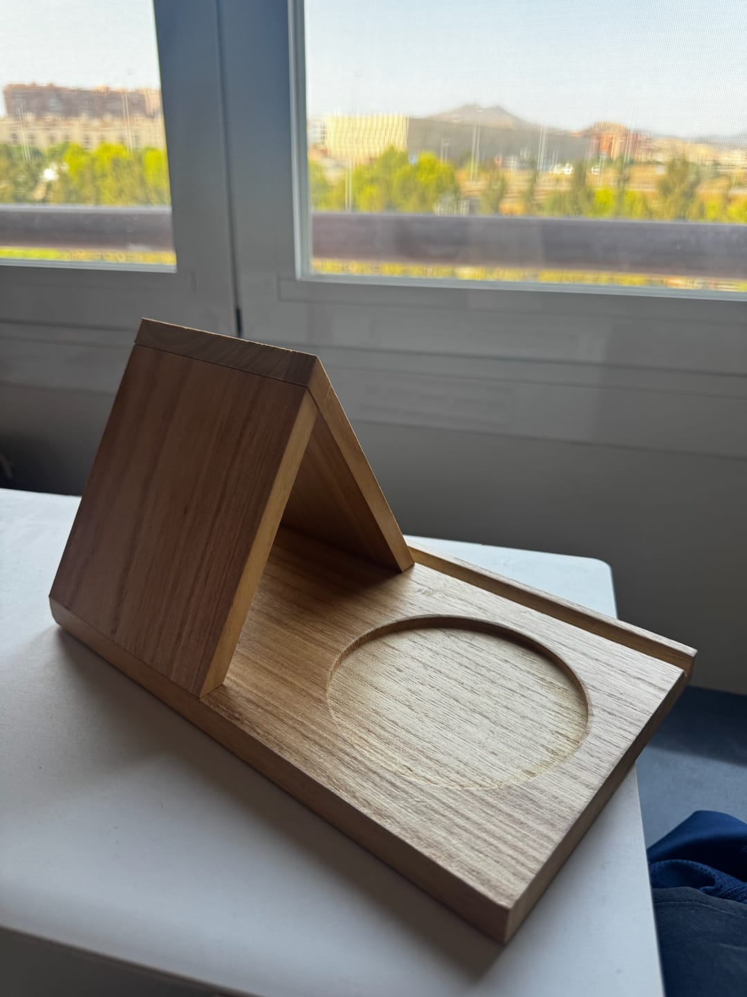 Customer photo review of Soporte de Madera para Libros con Portavasos