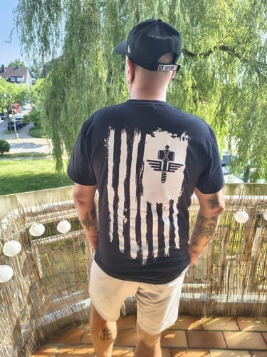 Customer photo review of Manowar T-Shirt Sign Of The Hammer Stripes - White On Black 2023