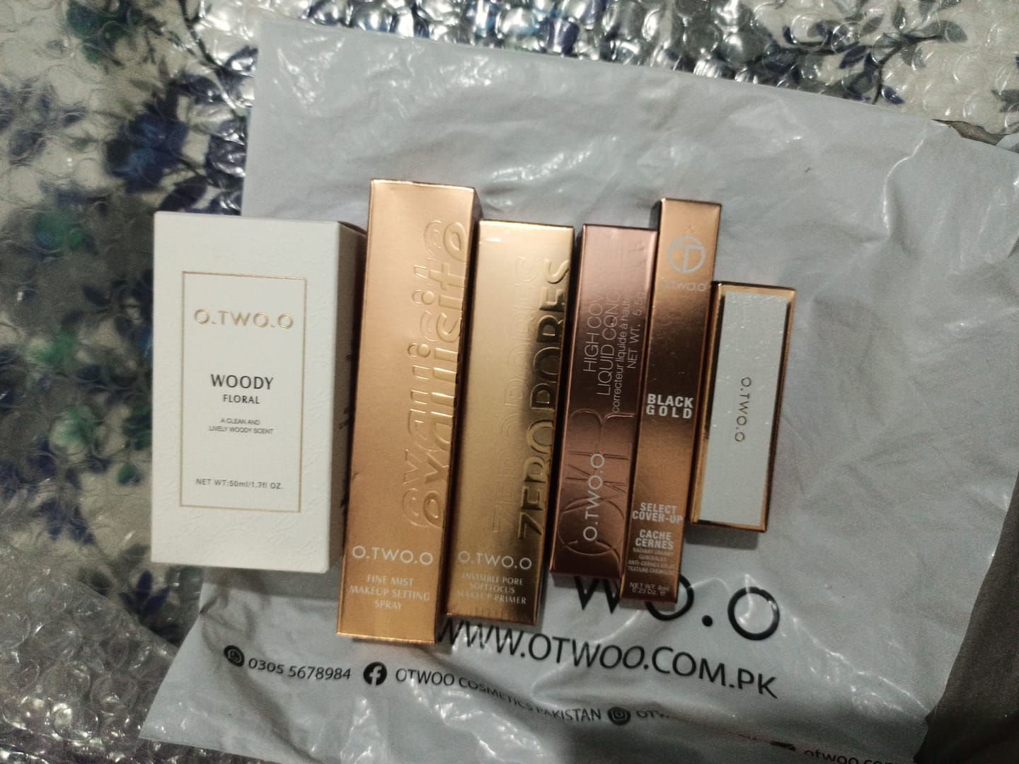 Customer photo review of O.TWO.O Black Gold Cover-Up Radiant Creamy Concealer