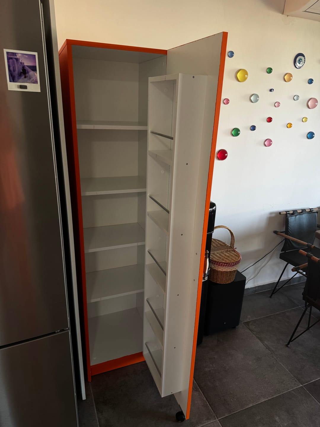 Customer photo review of Rani JE104 Çok Amaçlı Dolap Tekerlekli Tek Kapaklı Kiler Erzak Mutfak Dolabı Beyaz