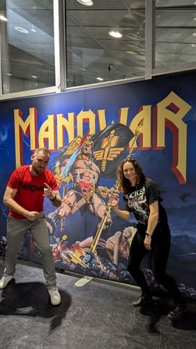 Customer photo review of Manowar T-Shirt Sign Of The Hammer Stripes - Black On Red 2023
