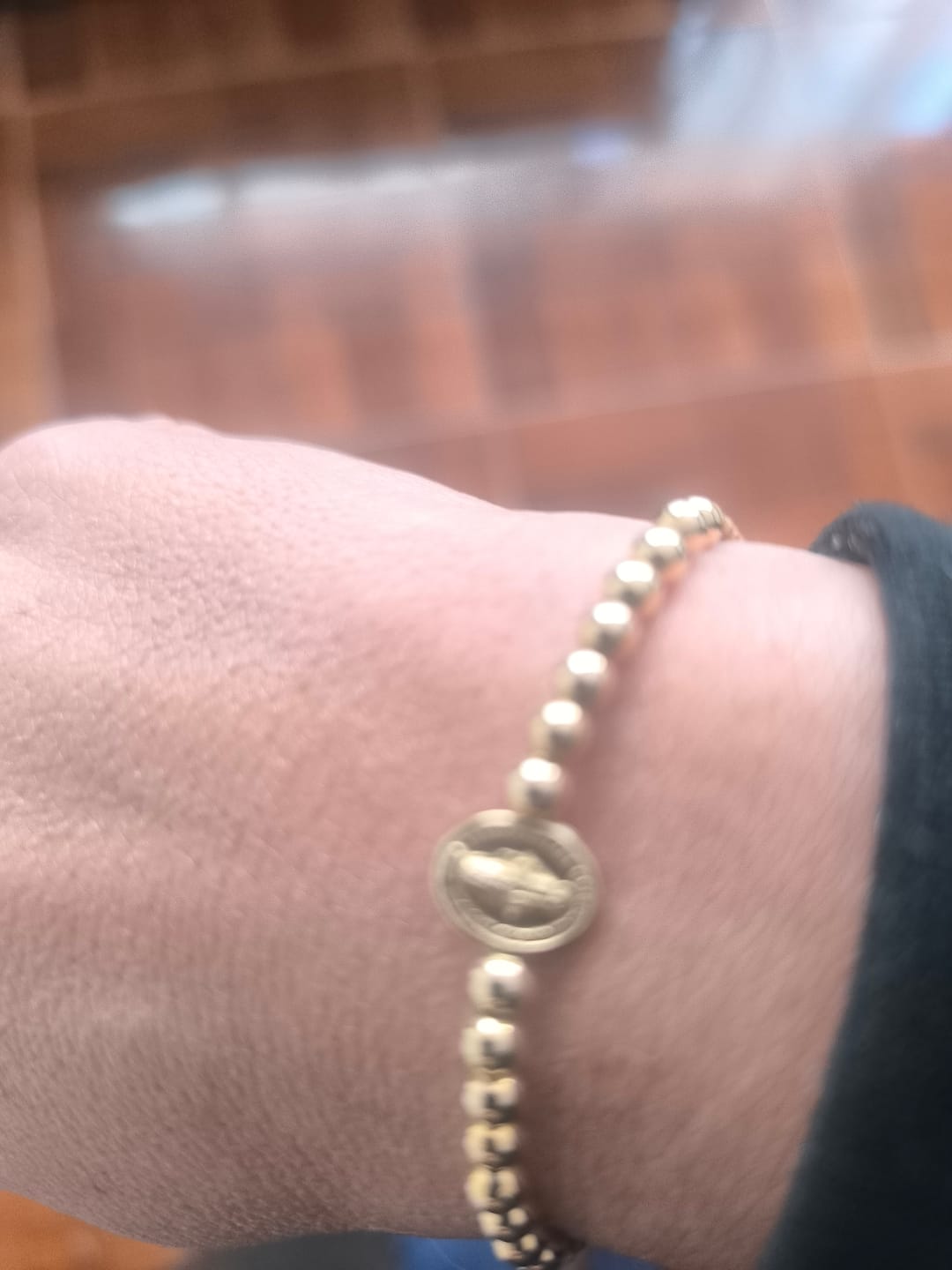 Customer photo review of BRAZALETE VIRGEN MILAGROSA PREMIUM BEIGE