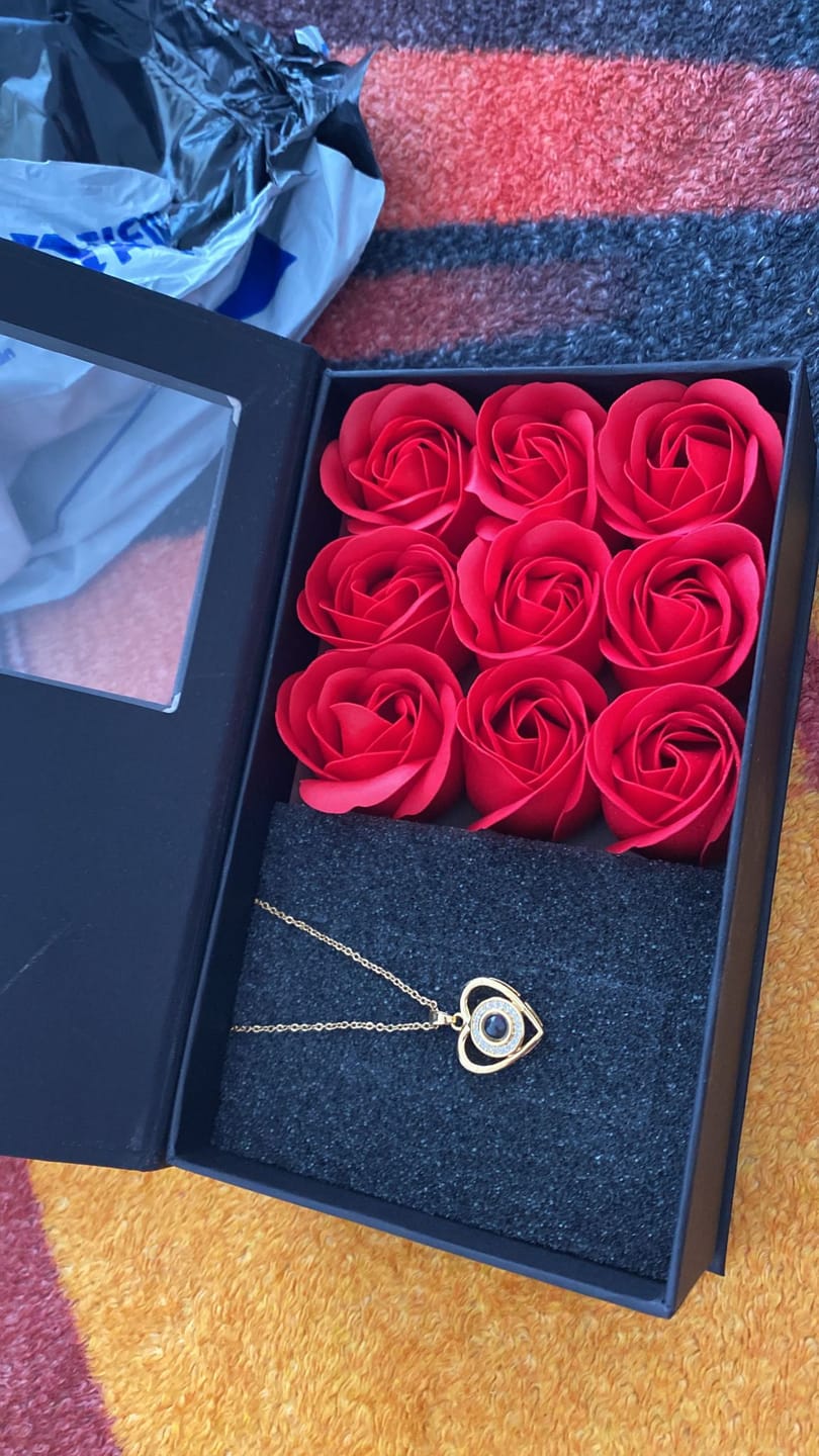 Customer photo review of Jormaria™ 14 Ayar Altın Kaplama 100 Dilde Seni Seviyorum Kolyesi
