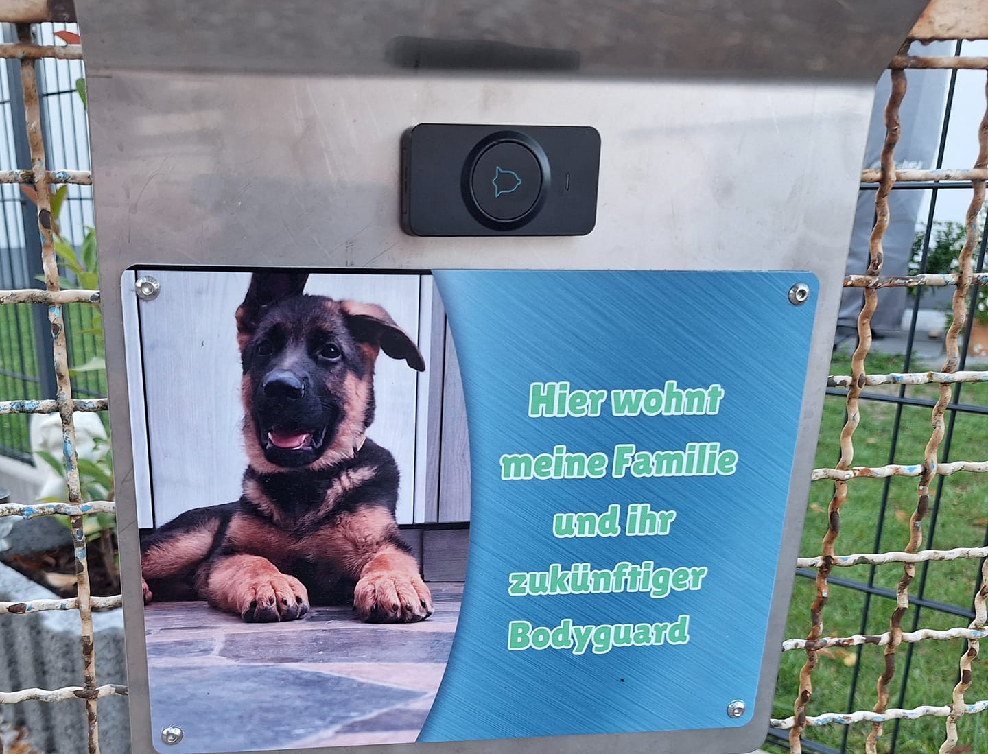 Customer photo review of Hunde-Türschild personalisiert mit Foto & Text (UV- und wetterfest)