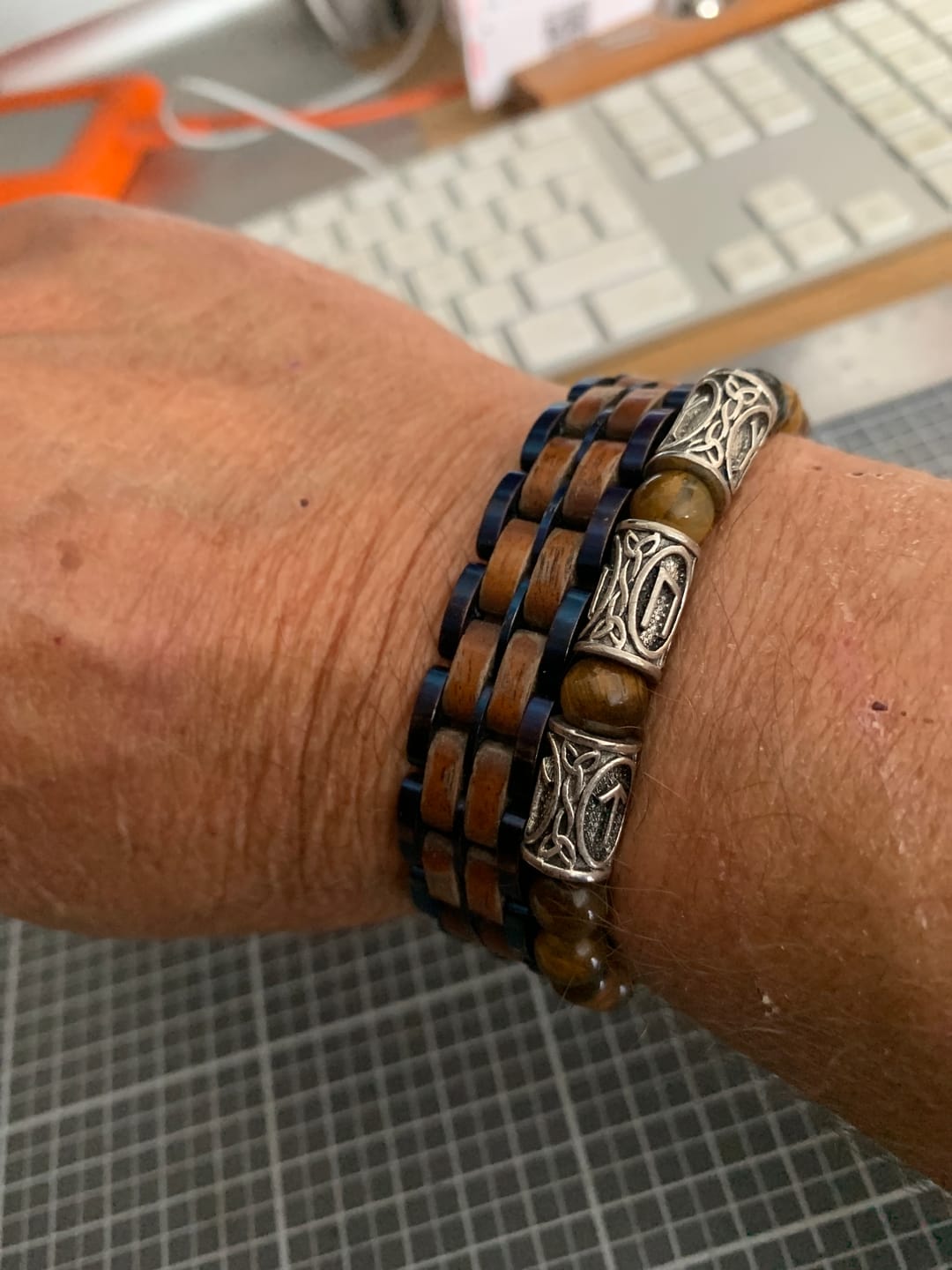 Customer photo review of Wikinger Runen Armband aus Naturstein - Unisex