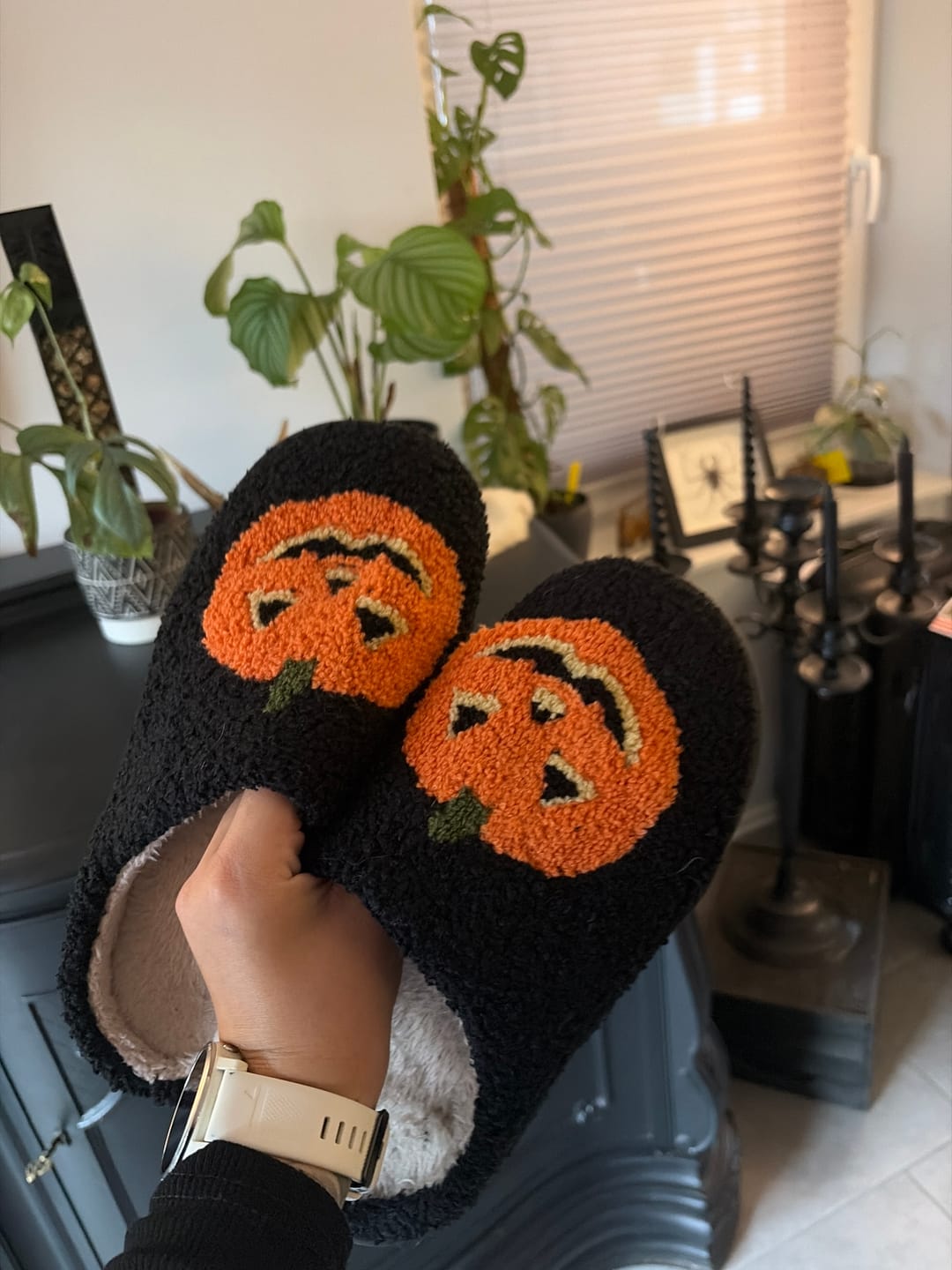 Customer photo review of Halloween Hausschuhe Schwarz mit großem Kürbis Motiv – Flauschige Slipper