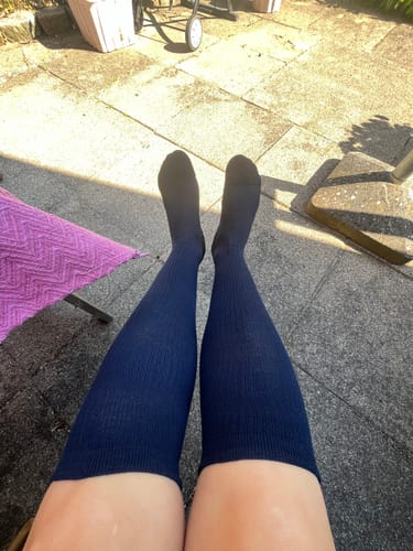 Reviewer's legs wearing navy blue Diasocks støttestrømper, taken from a first-person perspective.
