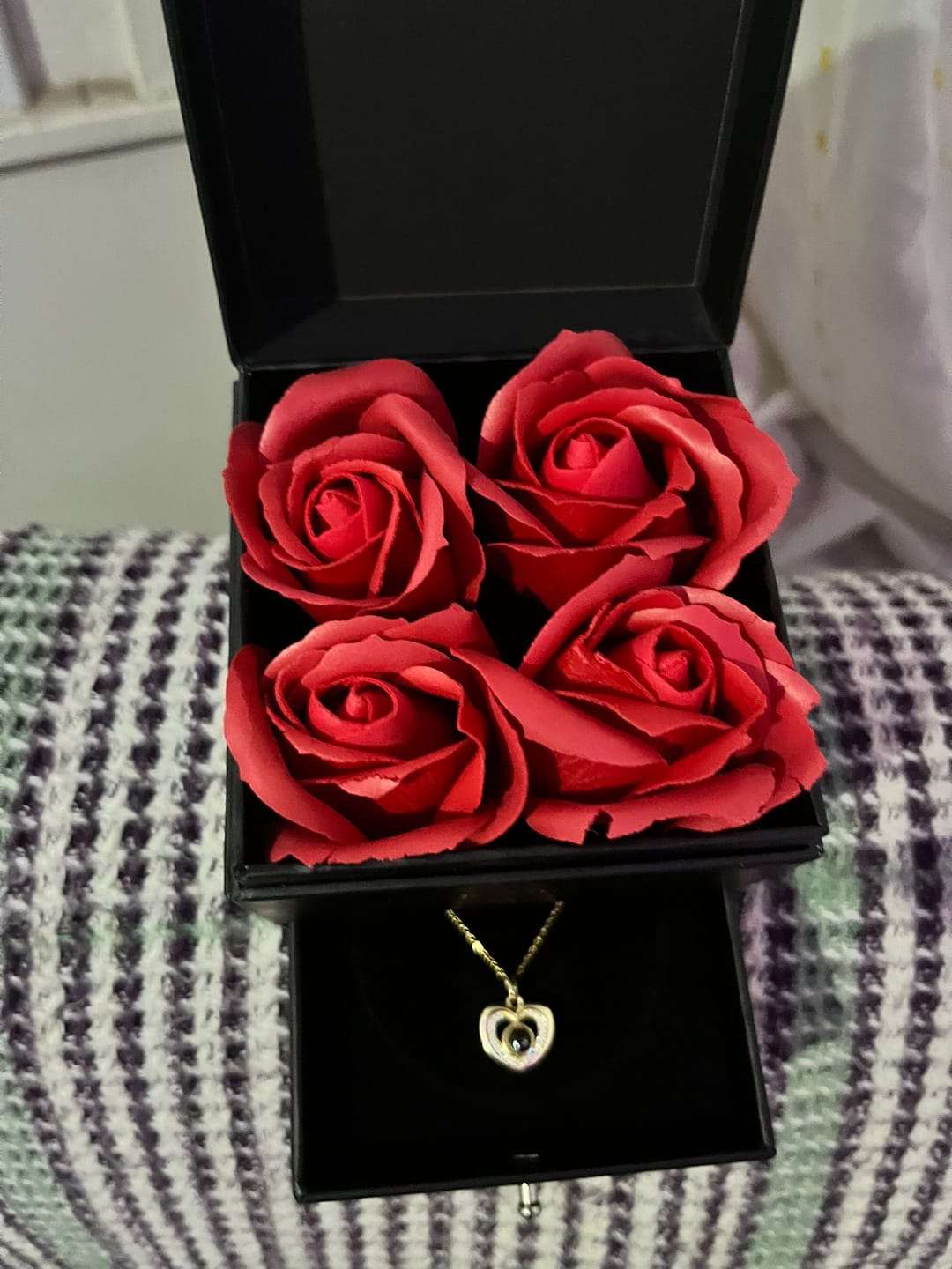 Customer photo review of Jormaria™ 14 Ayar Altın Kaplama 100 Dilde Seni Seviyorum Kolyesi