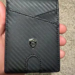 Customer photo review of Portafoglio Uomo Slim Bifold Pelle Minimalista Antigraffio RFID