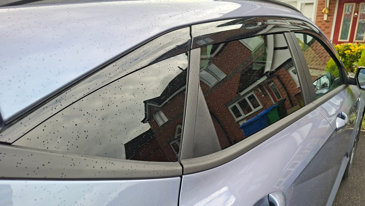Customer photo review of Auto Clover Wind Deflectors Set for Hyundai Kona 2023+ (6 pieces)