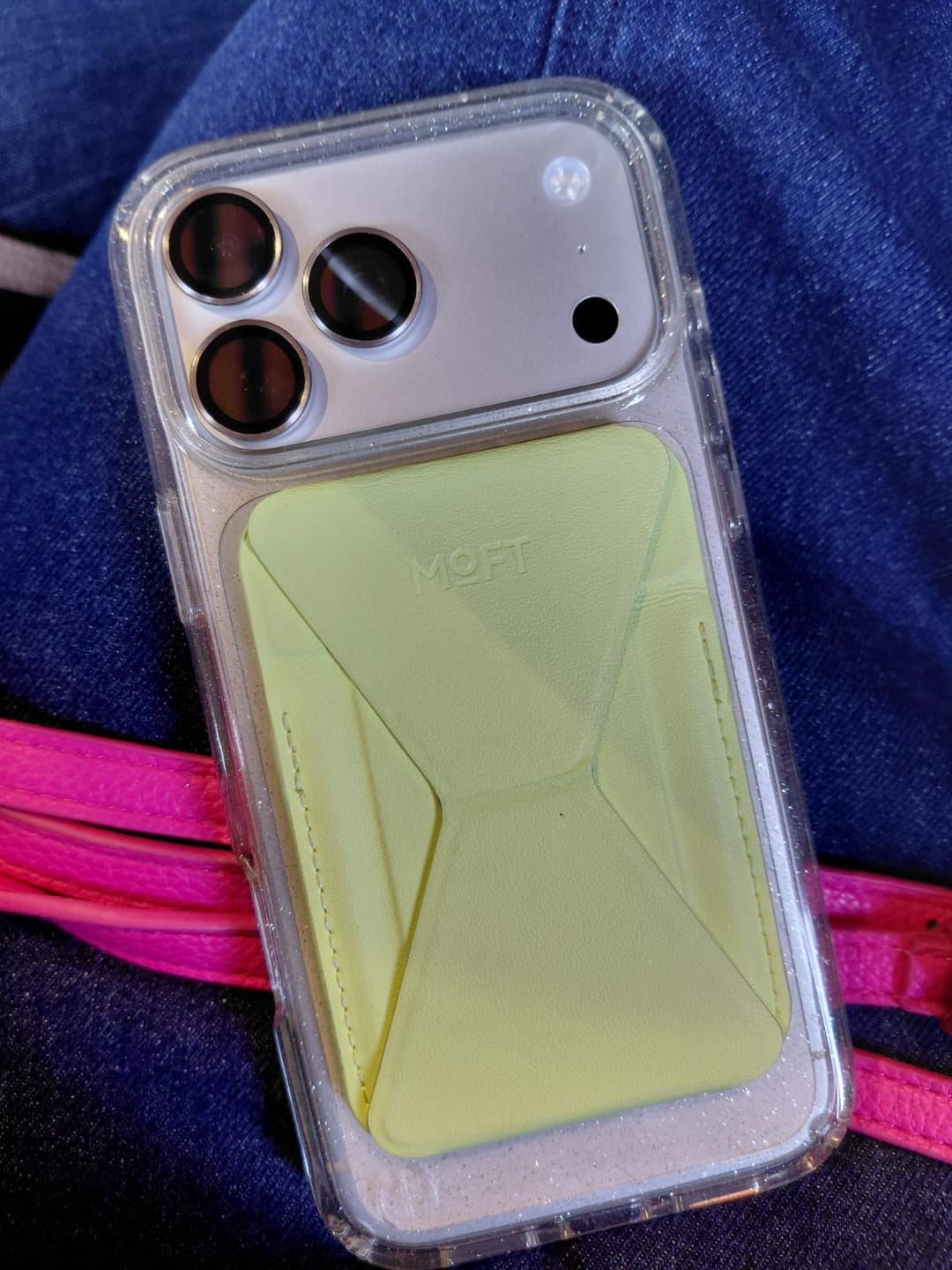 Customer photo review of Tarjetero Magnético con Stand Moft MOVAS para iPhone – Soft Avocado