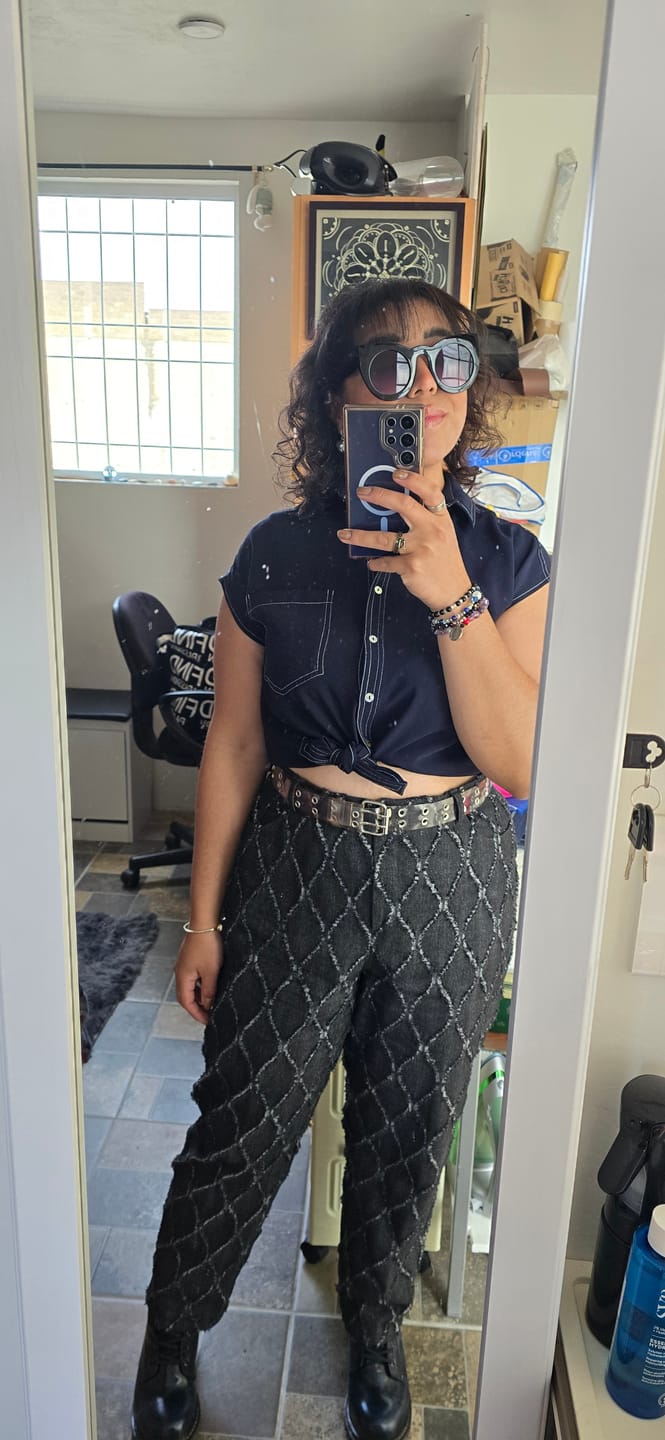 Customer photo review of Pantalon recto con destruccion