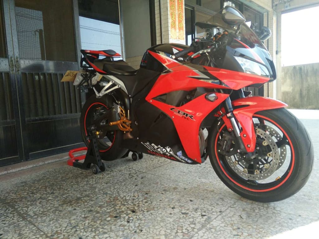 Customer photo review of Fairing fit for HONDA CBR600RR 2009-2012 Black And White design Aftermarket Fairing Kit