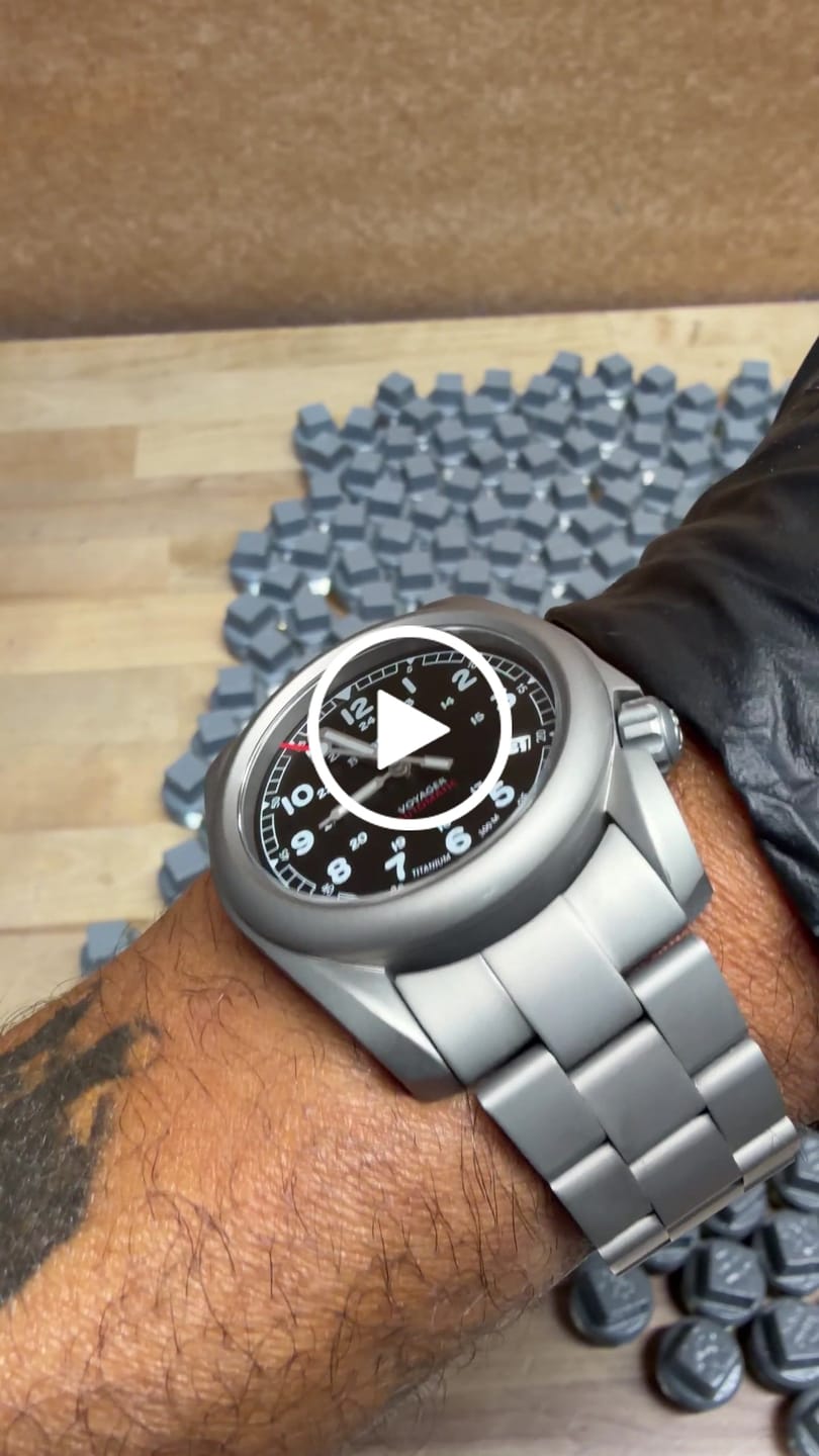 Customer video review of VOYAGER - 100M Waterproof Titanium Automatic Field Watch | Black-bracelet