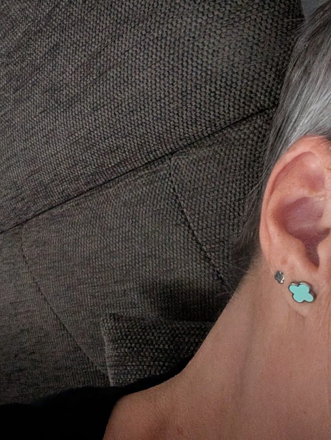 Customer photo review of Ice Blue Clover Ohrstecker | 18K vergoldet