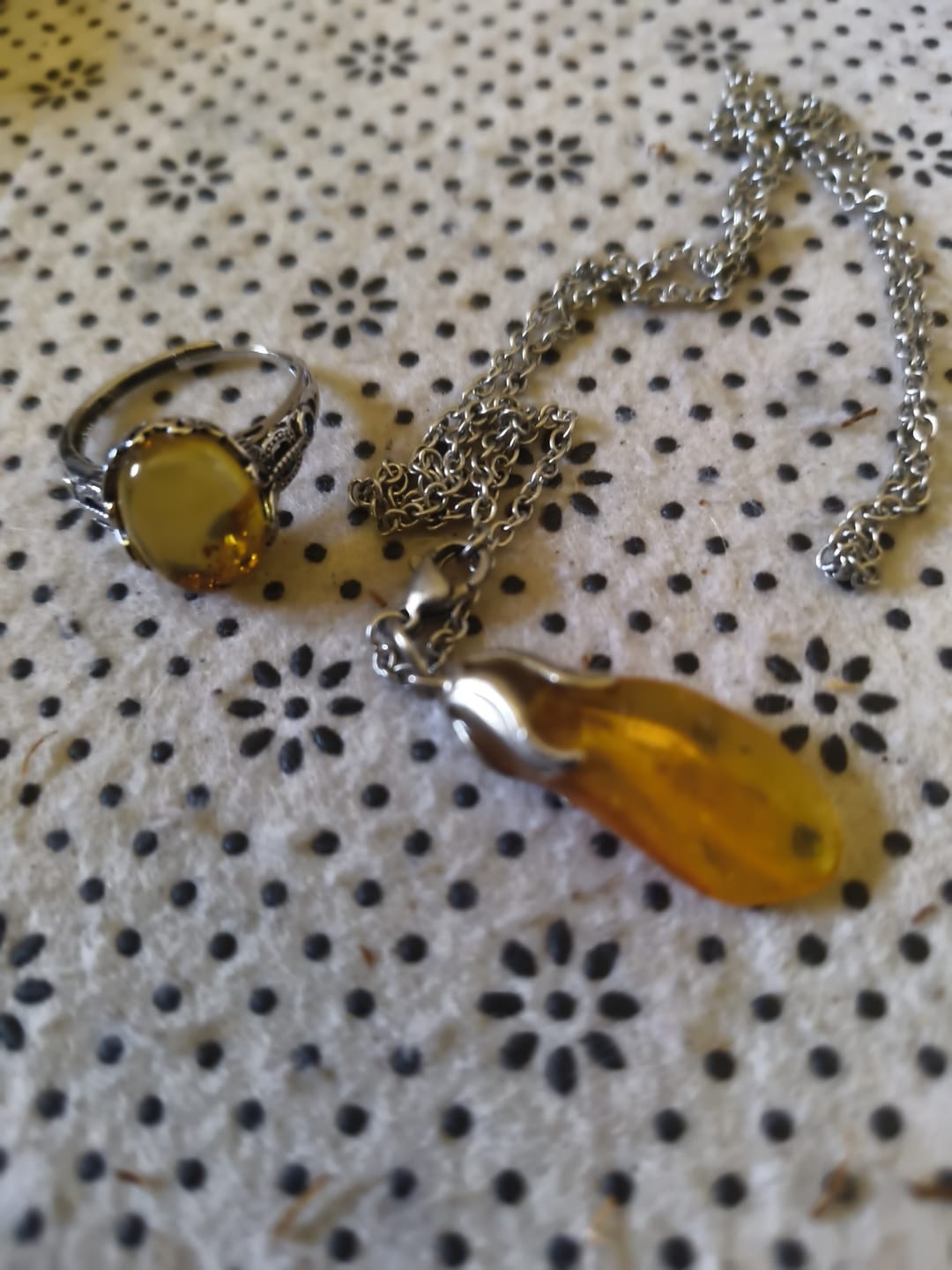 Customer photo review of Ambra - collana con ciondolo burattato