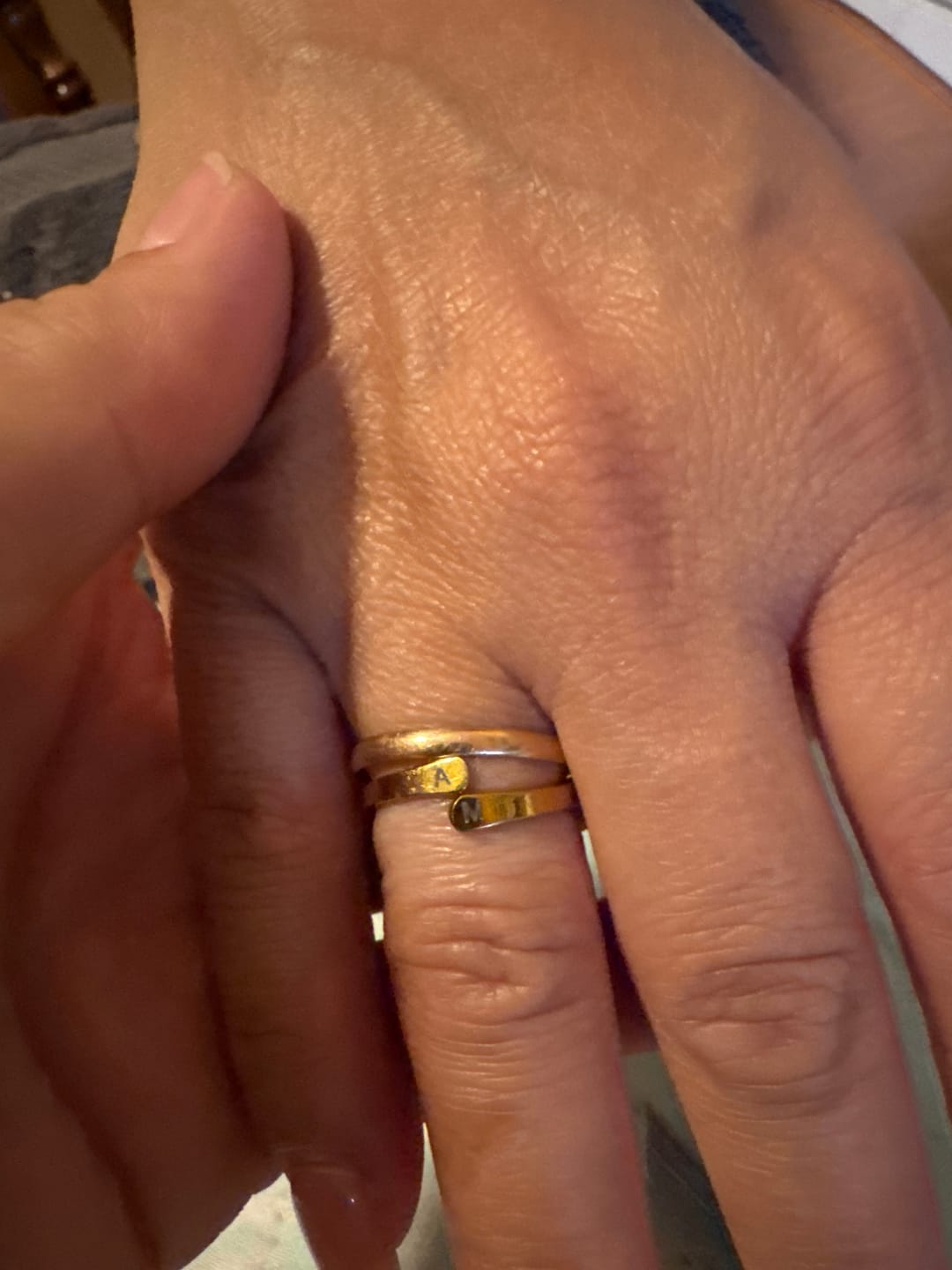 Customer photo review of Anillo Ajustable con Inicial Whisper
