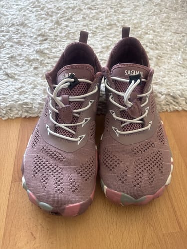 Customer's Paar Saguaro Smart II Barfußschuhe in Altrosa auf einem hellen Teppichboden