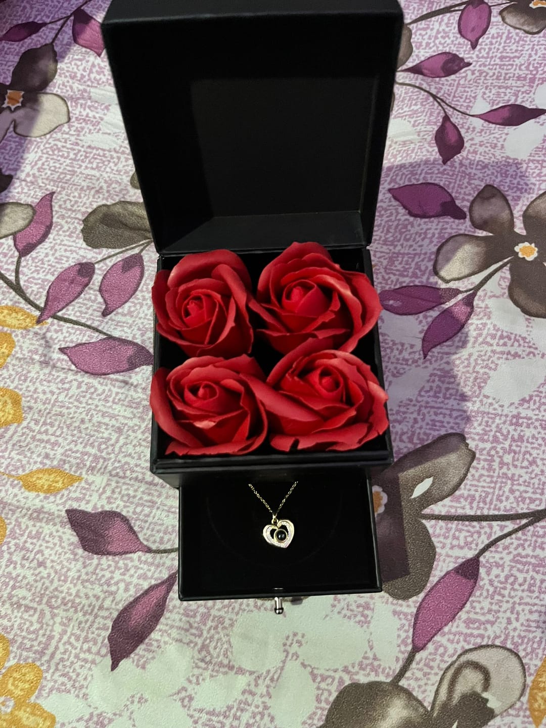 Customer photo review of Jormaria™ 14 Ayar Altın Kaplama 100 Dilde Seni Seviyorum Kolyesi