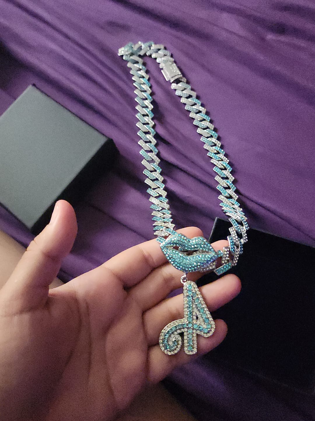 Customer photo review of LUXIIVA® LIPS INITIAL PENDANT(Ready to Ship)