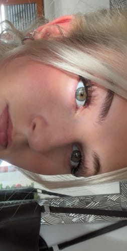 Kundenfoto der THE BADDIE Wimpern, getragen an den Augen für einen vollen, definierten Look.