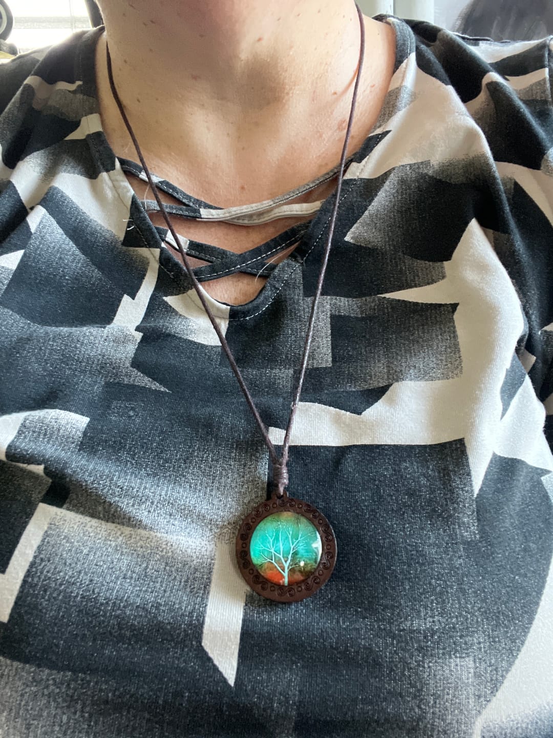 Customer photo review of Lebensbaum Halskette - Holz & Leder