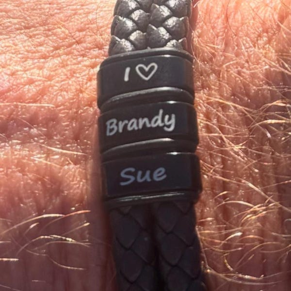 Customer photo review of Pulseira de couro com contas gravadas