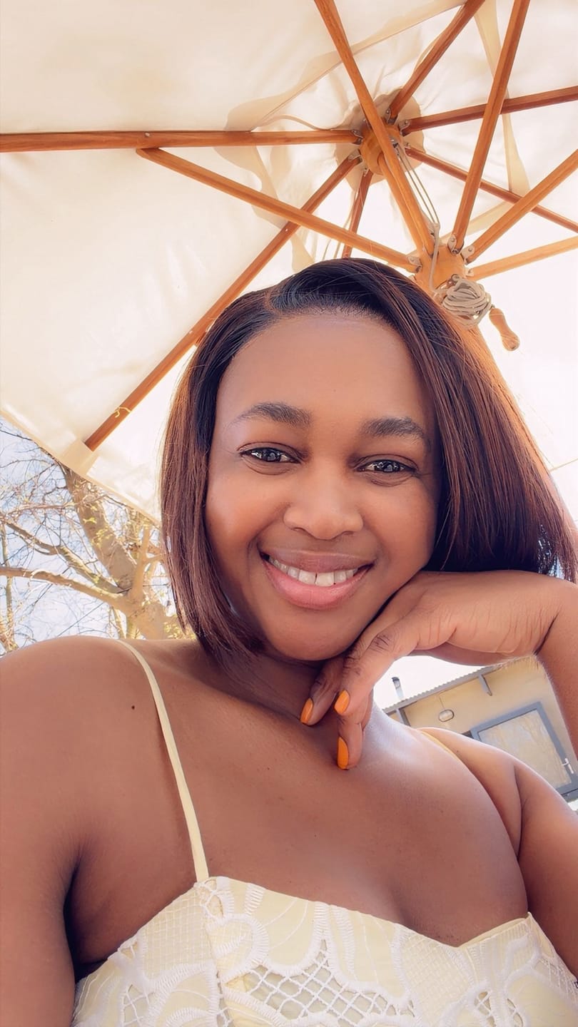 Customer photo review of 8-12" Straight Peruvian 5x5 brown with dark roots