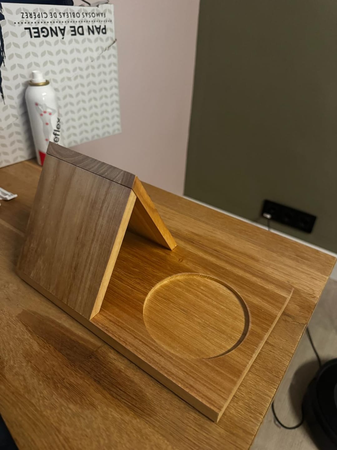 Customer photo review of Soporte de Madera para Libros con Portavasos