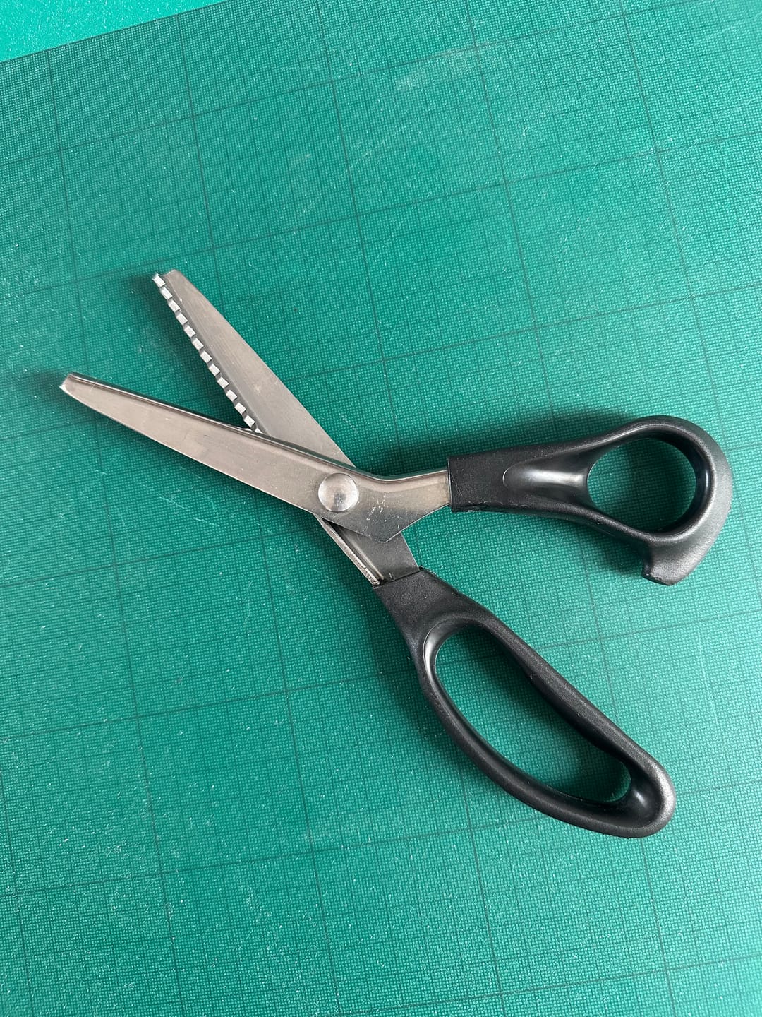 Customer photo review of TYIIPLUS™ Stainless Steel Pinking Shears – 9.1" Zig Zag Fabric Scissors for Sewing, Quilting, Dressmaking & DIY Crafts