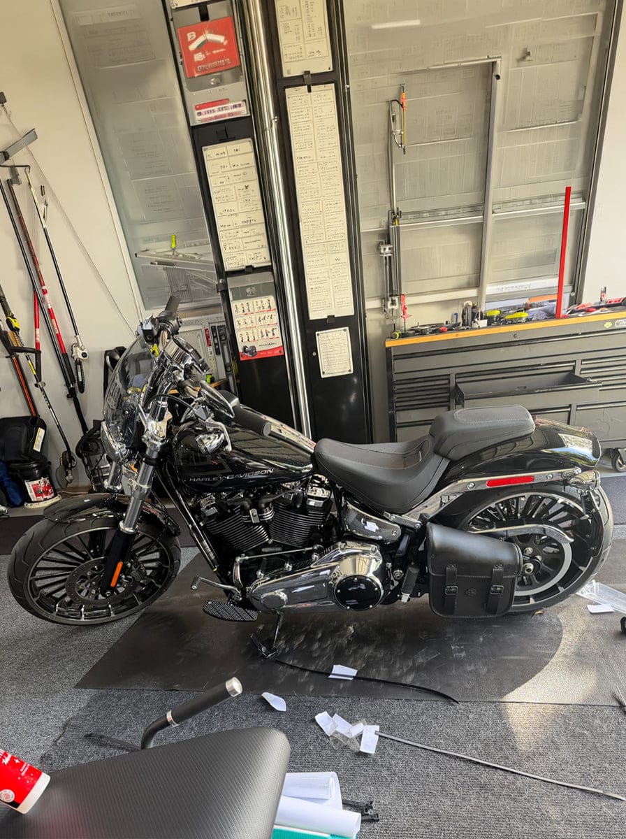 Customer photo review of 8L - Drift Leather Swingarm Bag for Harley-Davidson Softail (Left-Only)