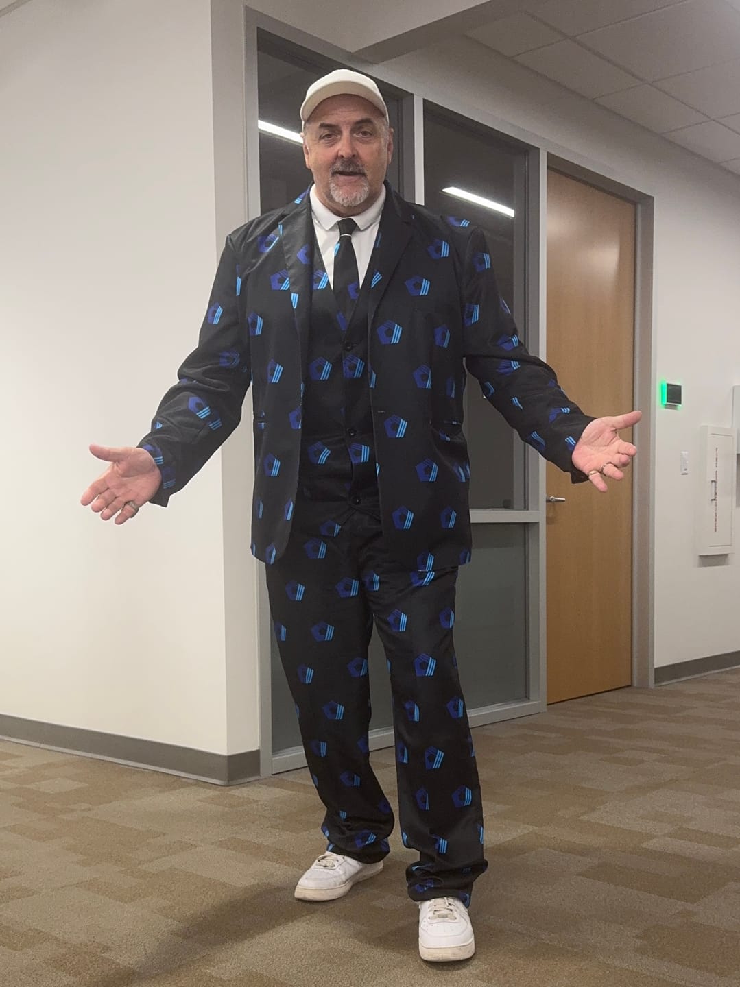 Customer photo review of Custom Company Sport Team Logo Face  Men's Party Costumes-Theme Party 2 or 3pcs Suit set-Blazer Pants & Vest