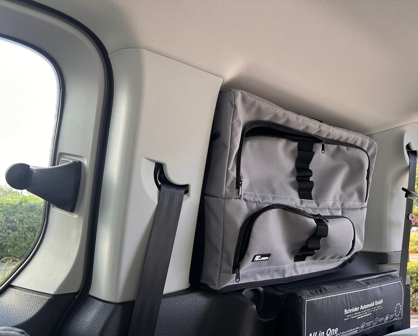 Customer photo review of Premium Fenstertasche mit Thermomatte für VW Caddy 5 und Ford Tourneo Connect