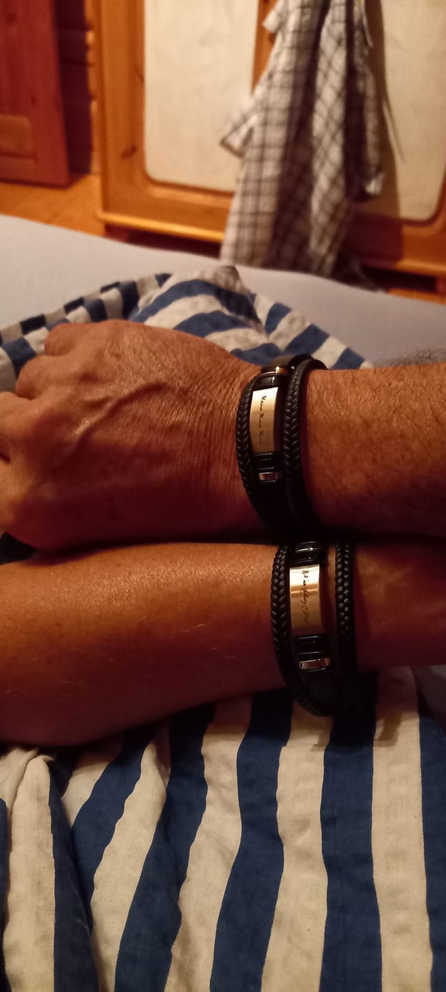 Customer photo review of Schwarzes Lederarmband Gravur personalisiert "Leather & Plate" mit Gravur